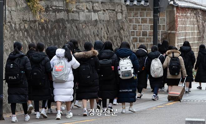 매년 어김없이 찾아오는 한파에 롱패딩은 겨울철 생활 필수 아이템이 됐다. 경향신문 자료사진