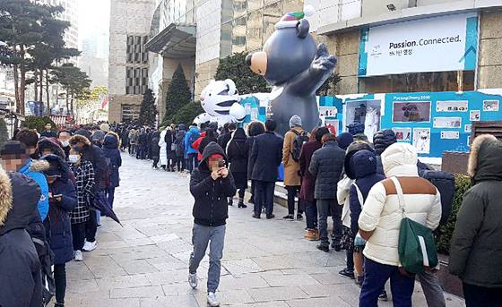People wait in line outside the Lotte Department Store in Jung District, central Seoul, to buy the PyeongChang 2018 Winter Olympics' special edition long padded jacket on Nov. 18, 2017. [YONHAP]