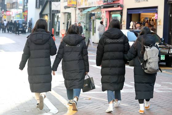 Students wearing long padded jackets walk down a street in Daegu on Nov. 20, 2018. [NEWS1]