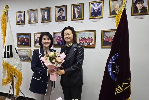 한국여성스포츠회 13대 회장에 당선된 이진숙 동아오츠카 전무이사(왼쪽)가 박주희 부회장으로 부터 축하 꽃다발을 받고있다. 한국여성스포츠회 제공