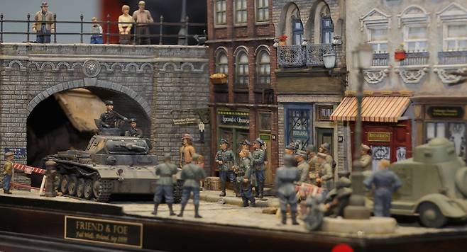 friend & Foe 군사동맹과 적대 관계가 교차된 2차 대전 중 독일, 폴란드, 소련 3개국 간 관계를 표현. 39년 독일과 소련은 동시에 폴란드를 침공, 독일은 불가침조약을 맺었음에도 41년 소련 침공, 후일 폴란드군은 소련군의 무기를 공여 받아 독일로 진군.
디오라마는 1939년 폴란드 침공 시의 독일군과 소련군이 만나는 장면으로 꾸며졌다.