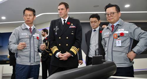 지난 10일 앵거스 탑시 캐나다 해군총장이 한화오션 거제사업장을 찾아 캐나다 잠수함 획득 사업 관련 한화오션 측 설명을 듣고 있다. <사진제공=한화오션>