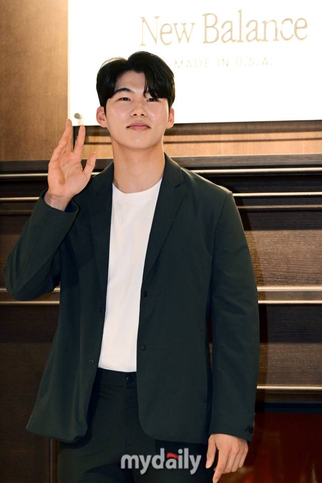 2024년 10월 16일 서울 성수동 '뉴발란스 성수' 플래그십 스토어 오픈 기념 포토월에 키움 히어로즈 김혜성이 참석해 포즈를 취하고 있다./마이데일리