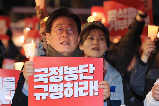 더불어민주당이 30일 윤석열 김건희 여사 특검법 수용 촉구 집회를 개최한다. 지난 23일 ‘김건희-채상병 특검 추진! 국정농단 규명! 윤석열을 거부한다 2차 시민행진’에 참석한 이재명 민주당 대표. [연합]