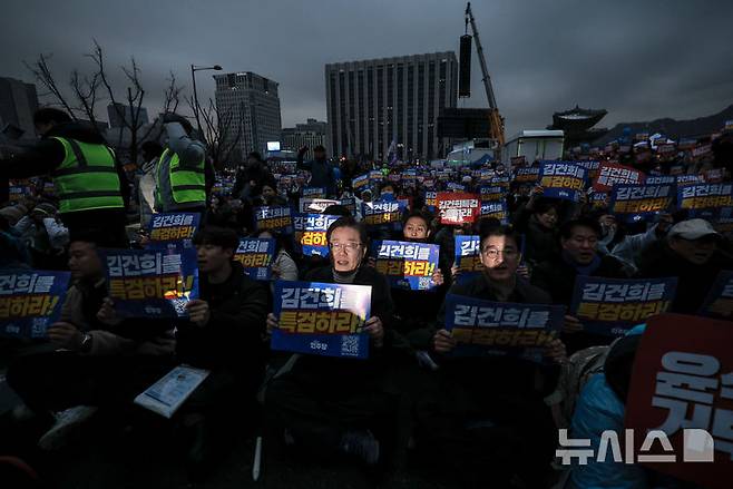 [서울=뉴시스] 정병혁 기자 = 이재명 더불어민주당 대표가 30일 서울 종로구 사직로에서 열린 더불어민주당 김건희, 윤석열 국정농단 규탄 특검촉구 제5차 국민행동의날 범국민대회에서 구호를 외치고 있다. 2024.11.30. jhope@newsis.com