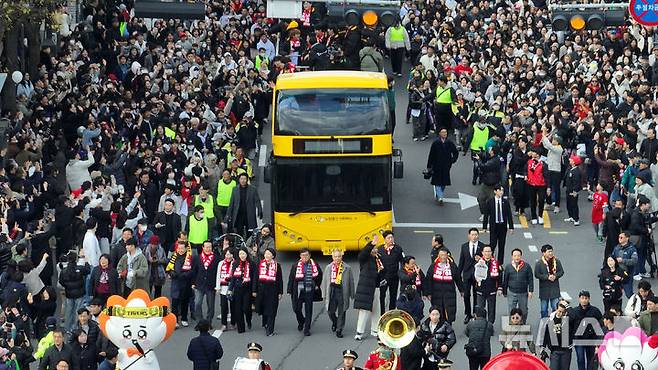 [광주=뉴시스] 이영주 기자 = 30일 오후 광주 동구 금남로거리에서 프로야구 KIA 타이거즈 한국시리즈 12번째 우승을 축하는 카퍼레이드가 펼쳐지고 있다. 2024.11.30. leeyj2578@newsis.com