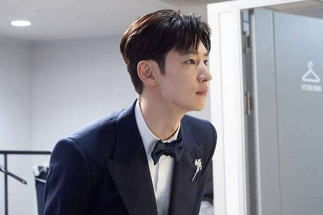 어제(30일) 열린 제45회 청룡영화상 진행을 맡은 배우 이제훈. 이제훈 인스타그램