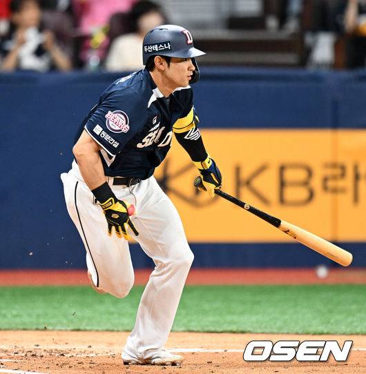 [OSEN=고척, 이대선 기자] 15일 오후 서울 고척스카이돔에서 ‘2024 신한 SOL Bank KBO리그’ 키움 히어로즈와 두산 베어스의 경기가 열렸다.키움은 헤이수스, 두산은 김동주를 선발로 내세웠다.4회초 무사에서 두산 강승호가 좌중간 안타를 치고 있다. 2024.06.15 /sunday@osen.co.kr