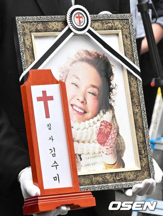 [OSEN=조은정 기자] 고(故) 김수미의 발인식이 27일 오전&nbsp;11시 서울 성동구 한양대병원 장례식장에 엄수됐다. 고인의 비보는 지난 25일에 전해졌다. 이날&nbsp;서울 서초경찰서에 따르면 故 김수미는 이날 오전 8시께 심정지가 발생해 서초구 가톨릭대학교 서울성모병원으로 이송됐으나 결국 사망 판정을 받았다.故 김수미의 영정과 운구가 운구차량으로 모셔지고 있다. 2024.10.27 /cej@osen.co.kr