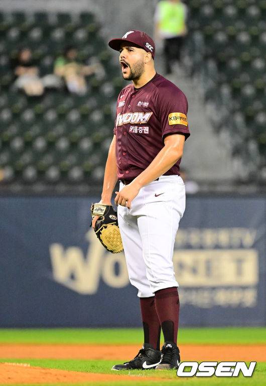 [OSEN=잠실, 지형준 기자] 23일 오후 서울 잠실야구장에서&nbsp;2024 신한 SOL Bank KBO리그 두산 베어스와 키움 히어로즈의 경기가 열렸다.이날 두산은 2년 차 우완 최준호, 키움은 외국인 투수 엔마누엘 데 헤이수스를 각각 선발로 내세웠다.4회말 2사 1루에서 두산 정수빈이 2루 도루에 성공하자 키움 헤이수스가 아쉬워하고 있다. 2024.07.23 / jpnews@osen.co.kr