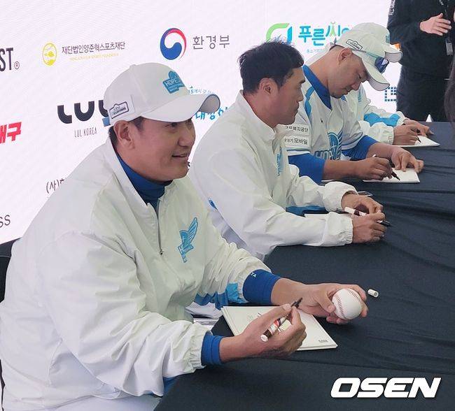 [OSEN=부산, 손찬익 기자] 30일 사직구장에서 열린 제12회 희망더하기 자선야구대회에 참가한 롯데 자이언츠 레전드 출신 이대호 /what@osen.co.kr