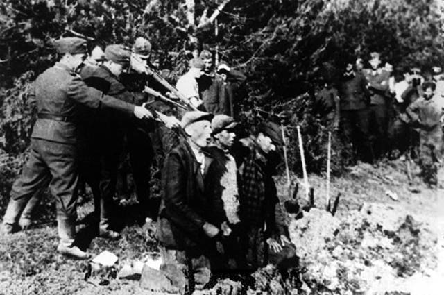 ▲ 리투아니아에서 아인자츠그루펜(이동학살부대)이 유대인들을 처형하는 모습. 독일국방군은 아인자츠그루펜의 병참을 대고 학살을 거든 전쟁범죄의 공범자였다. ⓒ위키미디어