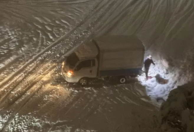 최근 폭설로 서울, 수도권이 하얗게 덮였다. 폭설로 인해 차량이 고립되고 지붕이 무너지는 등 곳곳에서 각종 사고가 발생했다. 이런 상황에서도 훈훈한 도움의 손길이 오가기도 했다. SNS 캡처