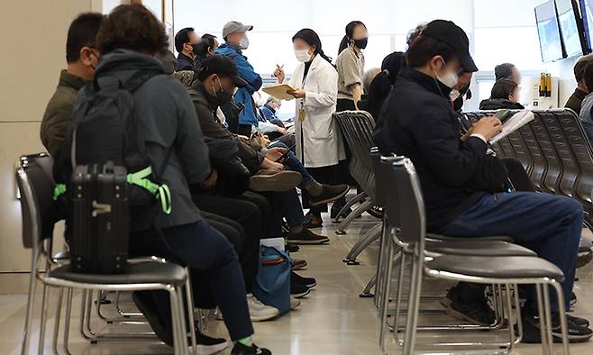 서울 한 대학병원에서 환자와 내원객들이 진료를 기다리고 있다. 연합뉴스