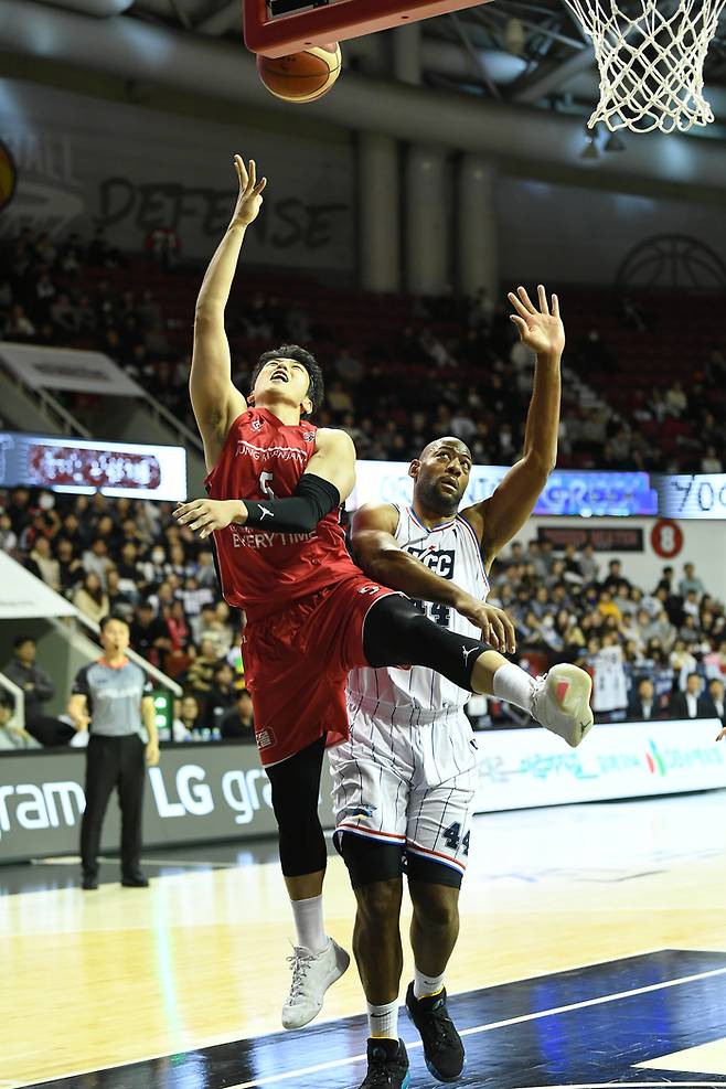 골밑슛하는 안양 정관장 변준형.   KBL 제공