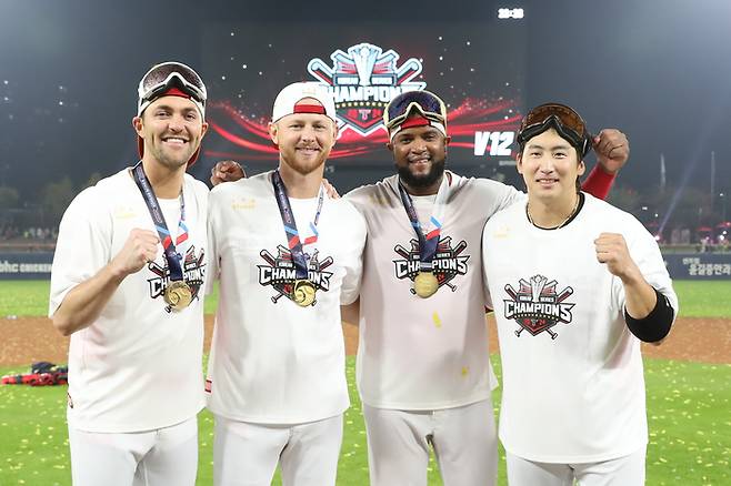 지난달 28일 한국시리즈 우승 후 KIA 제임스 네일, 에릭 라우어, 소크라테스 브리토(왼쪽부터)가 주장 나성범과 기념촬영 하고 있다. KIA 타이거즈 제공