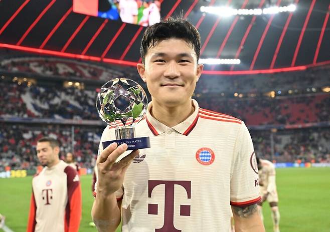 ▲ 바이에른 뮌헨에서 첫 번째 시즌에 주전 경쟁에 어려움을 겪으며 방출설이 제기됐던 김민재가 맞나 싶다. 24경기 연속 선발 출전한 만큼 바이에른 뮌헨에선 없어선 안 될 선수로 자리매김했다. 파리생제르맹과 경기에선 다요 우파메카노와 함께 7경기 연속 무실점을 합작한 것은 물론 직접 선제 결승골을 터뜨려 1-0 승리까지 이끌었다. 뱅상 콤파니 감독은 김민재와 다요 우파메카노가 이루는 센터백에 칭찬일색이다. ⓒUEFA SNS