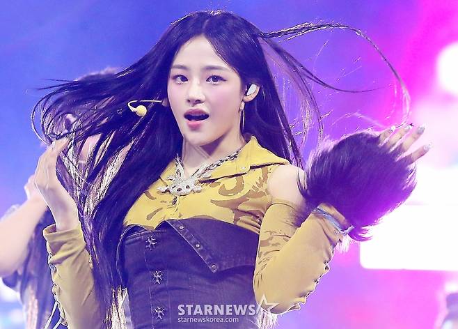 걸그룹 뉴진스(NewJeans) 민지가 '2023 아시아 아티스트 어워즈 인 필리핀'(2023 Asia Artist Awards IN THE PHILIPPINES, 이하 '2023 AAA')에서 멋진 무대를 선보이고 있다.  뉴진스는 '2023 AAA'에서 AAA 올해의 가수상, AAA 올해의 노래상, AAA 페뷸러스상, AAA 베스트 초이스상, AAA 아시아셀러브리티상, AAA 핫트렌드상 등 6개의 트로피를 안으며 최다관왕의 영광을 차지했다. 특히 뉴진스는 대상 부문인 올해의 가수상과 올해의 노래상 2관왕의 대기록을 썼다. /사진=김창현