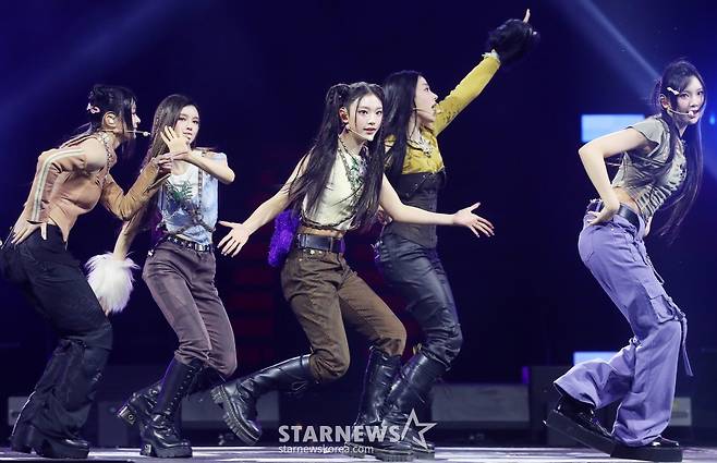 걸그룹 뉴진스(NewJeans)가 지난 14일 필리핀 아레나에서 열린 '2023 아시아 아티스트 어워즈 인 필리핀'(2023 Asia Artist Awards IN THE PHILIPPINES, 이하 '2023 AAA')에서 멋진 무대를 선보이고 있다.  뉴진스는 '2023 AAA'에서 AAA 올해의 가수상, AAA 올해의 노래상, AAA 페뷸러스상, AAA 베스트 초이스상, AAA 아시아셀러브리티상, AAA 핫트렌드상 등 6개의 트로피를 안으며 최다관왕의 영광을 차지했다. 특히 뉴진스는 대상 부문인 올해의 가수상과 올해의 노래상 2관왕의 대기록을 썼다.  '/사진=김창현