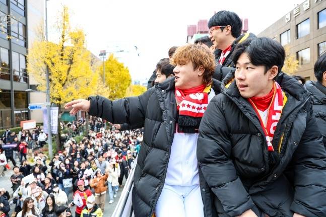 KIA 김선빈, 양현종, 최원준(왼쪽부터)이 30일 광주광역시 동구 금남로4가에서 열린 2024 한국시리즈 우승 카퍼레이드 행사에서 팬들에게 인사하고 있다. /사진=KIA타이거즈 제공