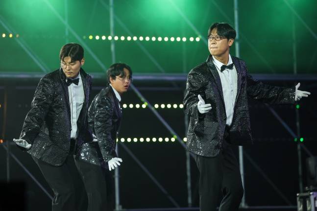 KIA 유지성, 김민주, 유승철(왼쪽부터)가 30일 광주광역시 서구에 위치한 김대중컨벤션센터에서 열린 'V12 타이거즈 페스타'에서 잘자요 아가씨 노래를 부르고 있다. /사진=KIA 타이거즈 제공