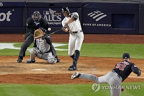 클리블랜드 사브로스키는 은퇴 직전까지 갔지만, 버티고 버텨 메이저리그 투수가 됐다. 그는 힘든 시간을 이겨내고 양대리그 1위 불펜진을 지닌 클리블랜드의 핵심 투수로 성장했다. 연합뉴스 AP