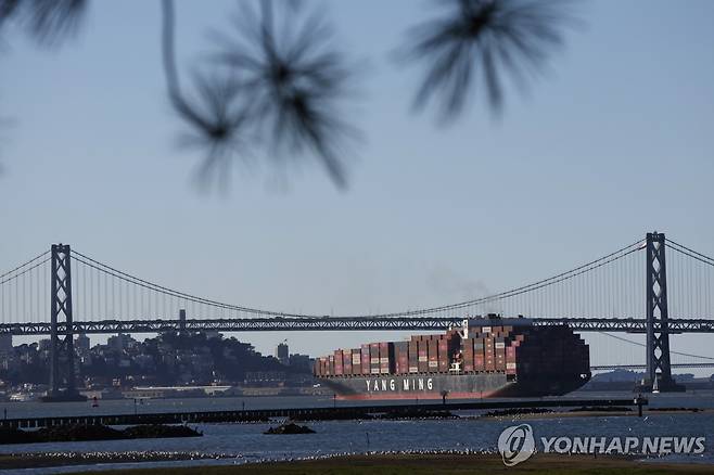 샌프란시스코 항구 오가는 컨테이너선 [EPA=연합뉴스 자료사진]