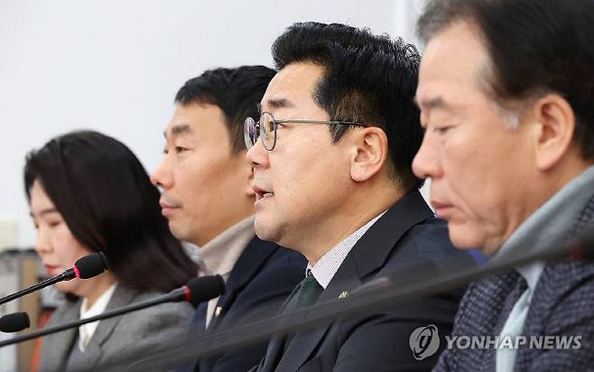 기자간담회에서 발언하는 박찬대 원내대표.(사진=연합뉴스)
