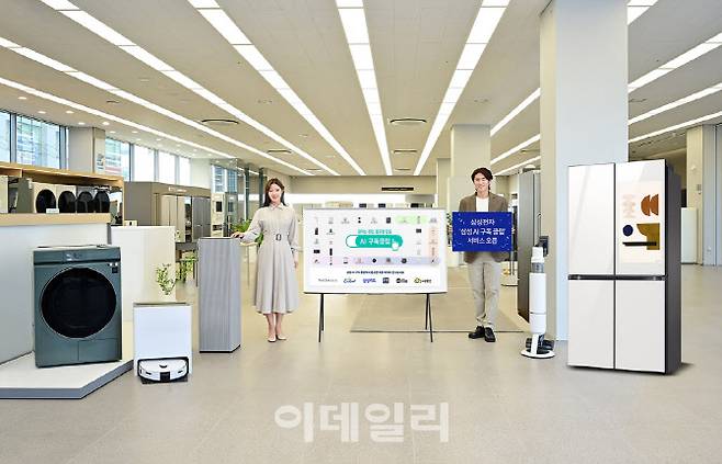 삼성전자 모델들이 삼성스토어 서초에서 ‘삼성 AI 구독 클럽’을 소개하고 있다.(사진=삼성전자)