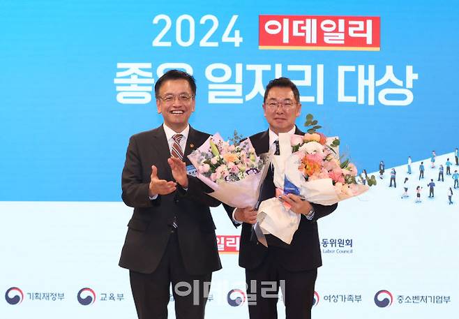 11월 29일 서울 중구 통일로 KG타워 하모니홀에서 열린 2024 이데일리 좋은 일자리 대상 시상식에서 경제부총리 겸 기획재정부 장관상을 수상한 현대자동차의 허정환(오른쪽) 부사장과 최상목 경제부총리가 기념촬영을 하고 있다.(사진=노진환 기자)