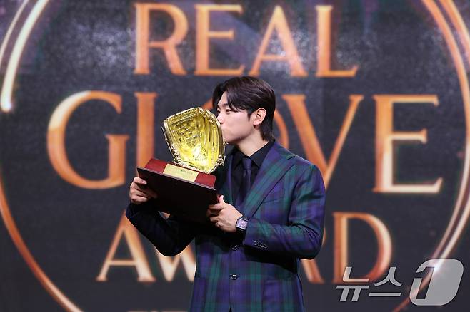 1일 서울 용산구 그랜드하얏트 호텔에서 열린 한국프로야구선수협회 '2024 컴투스프로야구 리얼 글러브 어워드'에서 KIA 김도영이 올해의 선수상을 수상한 트로피에 입을 맞추고 있다. 리얼글러브 어워드는 KBO리그 포지션별 최고의 '수비수'를 선정하는 시상식으로 선수들이 직접 투표해 수상자를 가린다. 2024.12.1/뉴스1 ⓒ News1 신웅수 기자