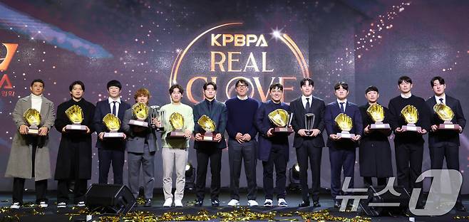 1일 서울 용산구 그랜드하얏트 호텔에서 열린 한국프로야구선수협회 '2024 컴투스프로야구 리얼 글러브 어워드'에서 KIA 김도영을 비롯한 수상자들이 기념 촬영을 하고 있다. 리얼글러브 어워드는 KBO리그 포지션별 최고의 '수비수'를 선정하는 시상식으로 선수들이 직접 투표해 수상자를 가린다. 2024.12.1/뉴스1 ⓒ News1 신웅수 기자