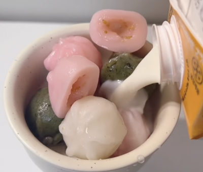 꿀떡에 우유를 부어 디저트를 만드는 모습 [이미지 출처=유튜브 채널 ‘lily_living’ 캡처]