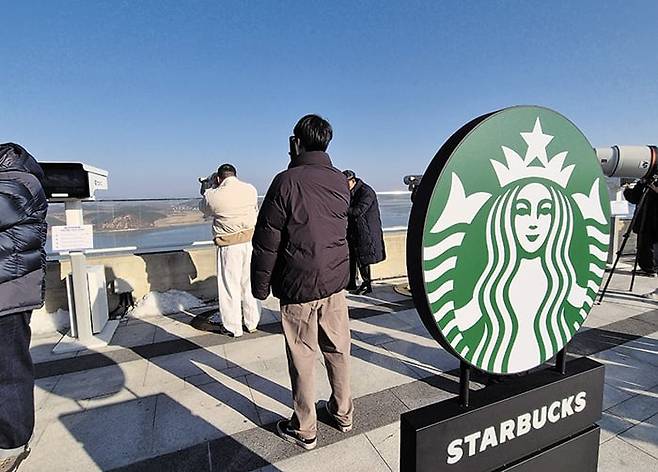 시민들이 김포 애기봉 스타벅스에서 북한을 내려다 보고 있다. /뉴스1