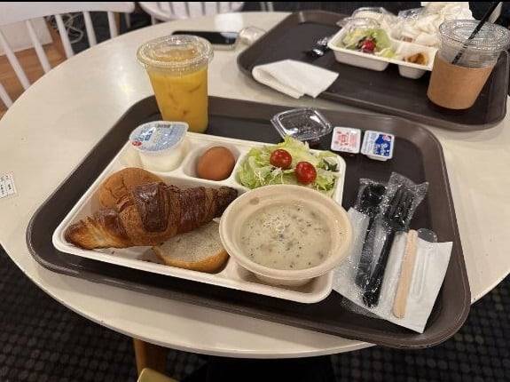 서울 서초구 반포동 래미안퍼스티지 아파트에서 제공하는 브런치 /단지 온라인 커뮤니티 캡처