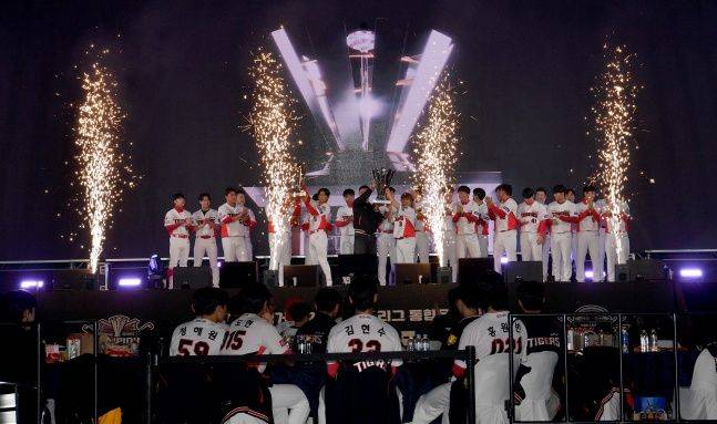 지난달 30일 오후 광주 동구 금남로에서 펼쳐진 2024 KIA타이거즈 한국시리즈 우승 축하 카퍼레이드 행사에서 KIA 타이거즈 선수단이 기념사진을 찍고 있다. ⓒ 뉴시스