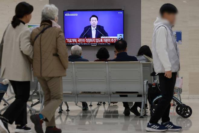 서울 시내 한 대학병원에 설치된 텔레비전에 윤석열 대통령 대국민 담화·회견이 생중계되고 있다. 연합뉴스 제공