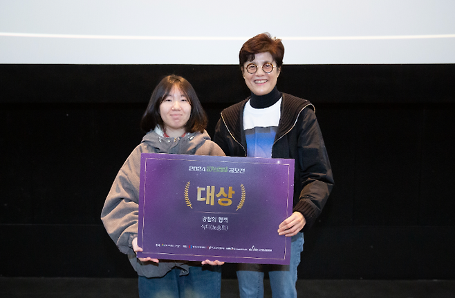 30일 장경애 동아사이언스 대표(오른쪽)가 웹툰 '강철의 협객'을 쓴 노송희 씨에게 2024 SF스토리 공모전 대상을 수여했다. 동아사이언스 제공