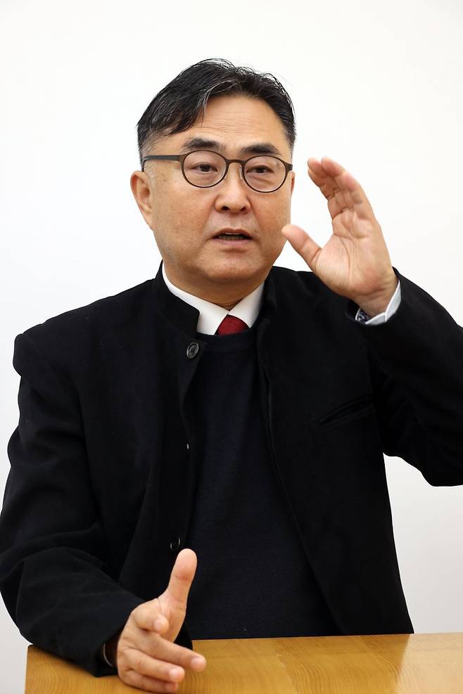 우수근 한중우호연합총회 회장이 지난달 27일 서울 강남구 파이낸셜뉴스 본사에서 인터뷰를 갖고 트럼프 2기 시대를 맞아 한중관계 복원을 위한 방법론 등 주요 현안에 대한 입장을 밝히고 있다. 사진=서동일 기자