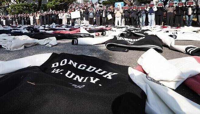 지난달 12일 서울 성북구 동덕여자대학교 본관 앞에 학교 쪽의 공학 전환 논의를 규탄하는 학생들이 벗은 ‘과 점퍼’가 놓여 있다. 신소영 기자