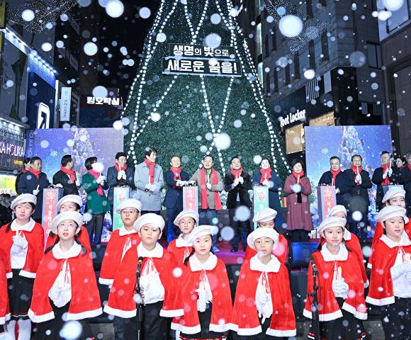 대구 동성로28 아트스퀘어에서 제15회 성탄트리 점등식 및 문화행사가 열리고 있다  [사진=대구시]