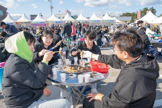 ▲ 강원 고성군 오호어촌체험마을 축제위원회가 주관한 ‘2024 오호항 도루묵 축제’가 지난달 29일부터 1일까지 3일간 주민과 관광객 등이 참여한 가운데 죽왕면 오호항 일원에서 열려 어선 무료시승, 도루묵 구이·정량달기·경매·요리체험을 비롯한 맨발걷기·바다공예·성황당체험 등 문화체험행사, 버스킹공연·길거리노래방 등 공연·경연이 징행되고, 수산물먹거리장터·특산물판매장·푸드트럭이 운영되는 등 성황리에 마쳤다. 고성군청 제공