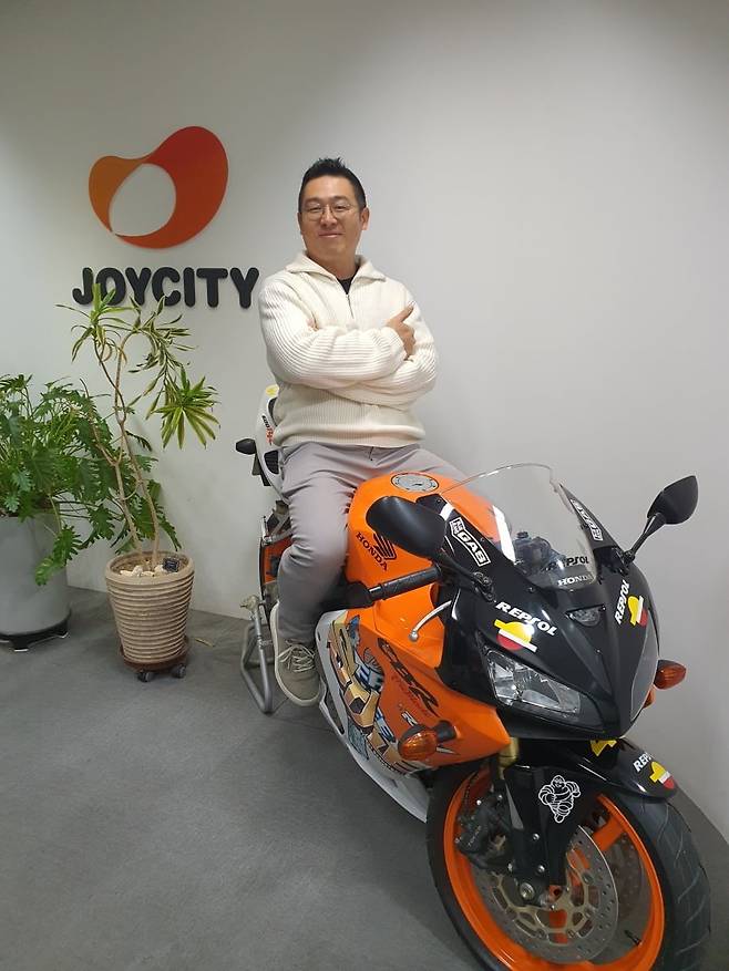 방대현 실장이 프리스타일 홍보용 바이크(조형물)를 타고 있다. 성남=윤현주 기자