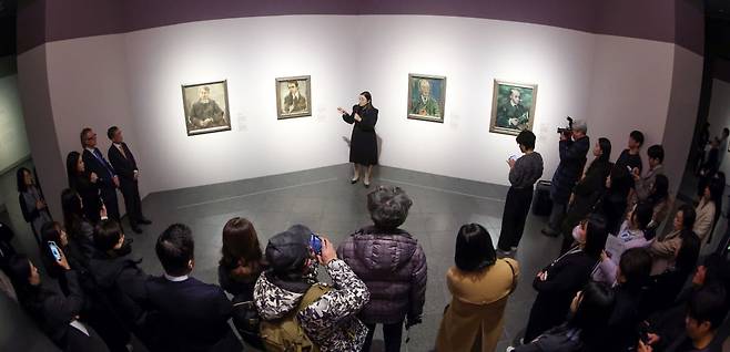 한국경제신문과 국립중앙박물관, 레오폴트미술관이 주최하는 ‘비엔나 1900, 꿈꾸는 예술가들-구스타프 클림트부터 에곤 실레까지’ 전시가 30일 개막했다. 29일 사전 공개행사에 참석한 관람객들이 작품을 살펴보고 있다. /최혁 기자