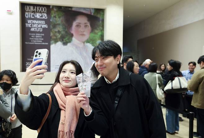 한국경제신문과 국립중앙박물관, 레오폴트미술관이 주최하는 ‘비엔나 1900, 꿈꾸는 예술가들-구스타프 클림트부터 에곤 실레까지’ 전시가 30일 개막했다. 관람객들이 작품을 살펴보고 있다. /이솔 기자