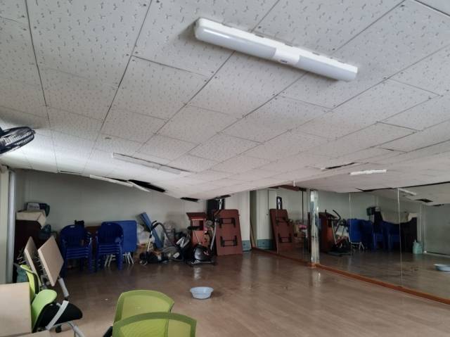 기록적인 폭설로 지붕이 내려앉은 경기도 부평시민교회 3층 모습. 부평시민교회 제공