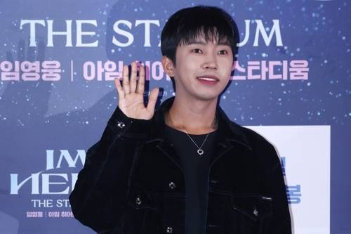 가수 임영웅이 지난 8월 22일 오후 서울 용산구 CGV용산아이파크몰에서 열린 영화 ‘임영웅 | 아임 히어로 더 스타디움’ 언론시사회 및 무대인사에서 포즈를 취하고 있다. [사진 출처 = 연합뉴스]