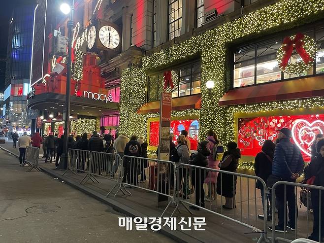 미국 최대 쇼핑 대목 블랙프라이데이인 지난 29일(현지시간) 새벽 6시 맨해튼 한복판 메이시스 헤럴드 스퀘어점 앞에 손님들이 오픈을 기다리며 줄을 서고 있다. <사진=윤원섭 특파원>