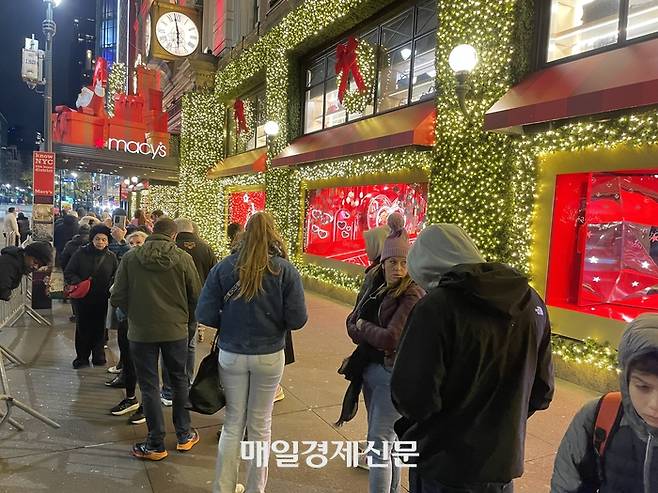 미국 최대 쇼핑 대목 블랙프라이데이인 지난 29일(현지시간) 새벽 6시 맨해튼 한복판 메이시스 헤럴드 스퀘어점 앞에 손님들이 오픈을 기다리며 줄을 서고 있다. <사진=윤원섭 특파원>