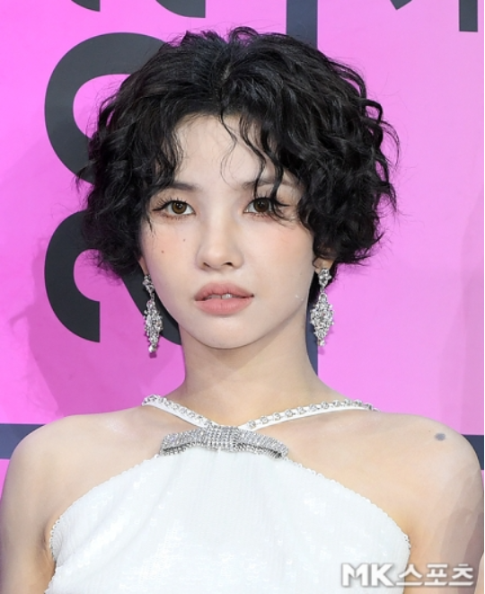 짧은 컬리 헤어는 전소연의 특유 개성과 강렬한 카리스마를 배가시켰다.사진=천정환 기자